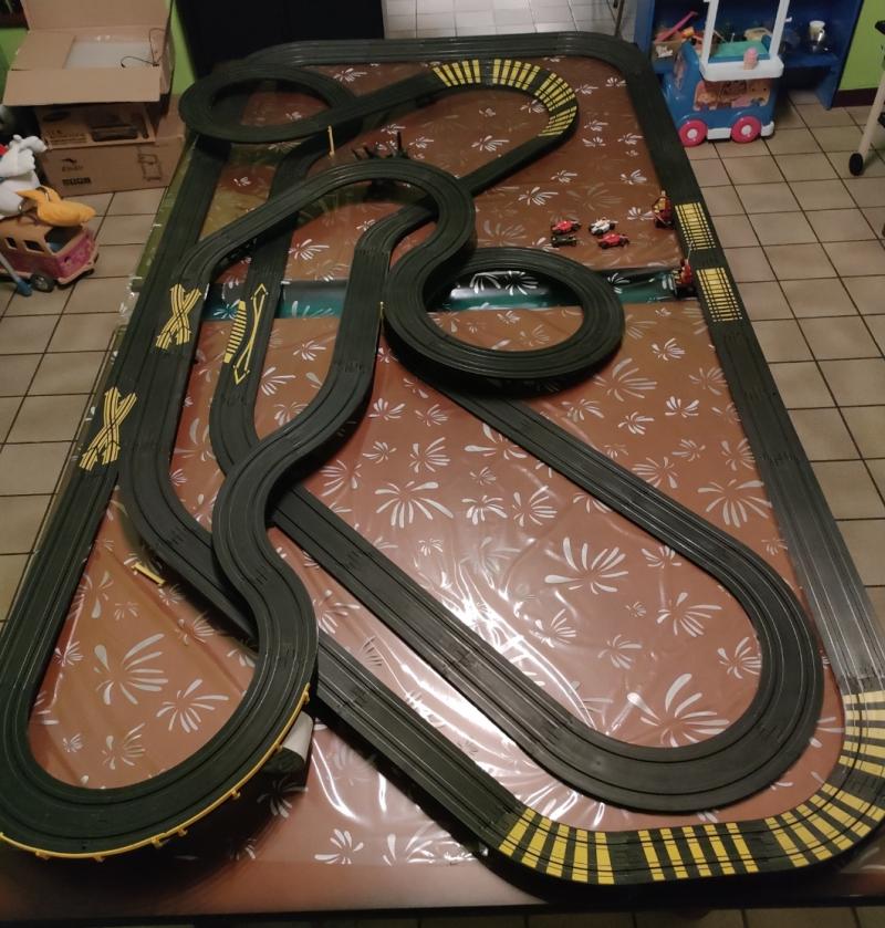 Piste provisoire dans la salle de jeux